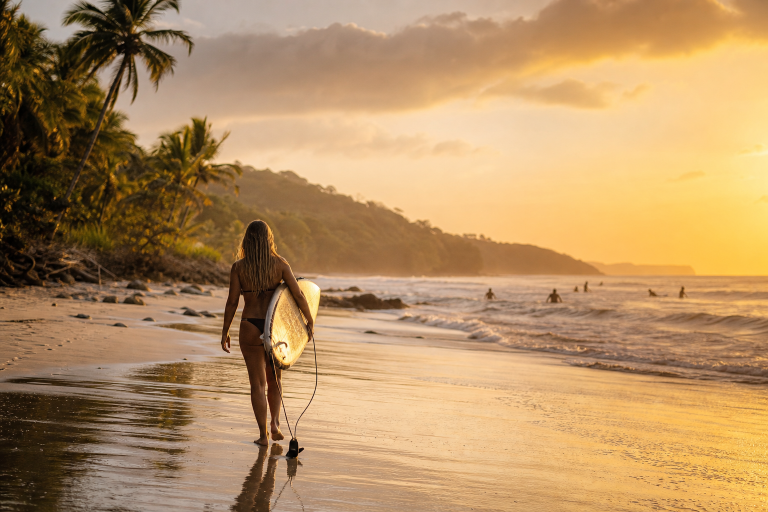 Imagen de Surf al atardecer en Playa Santa Teresa